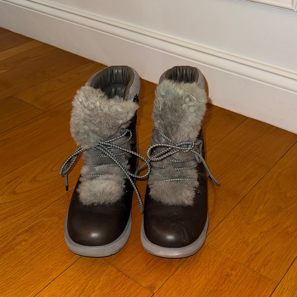 Women’s Ugg snow boots. Excellent condition